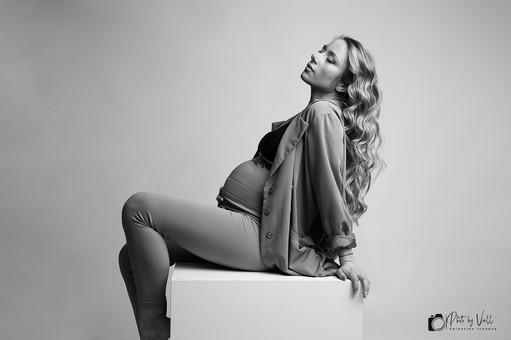 фотосесия-за-бременни-черно-бяло -студио